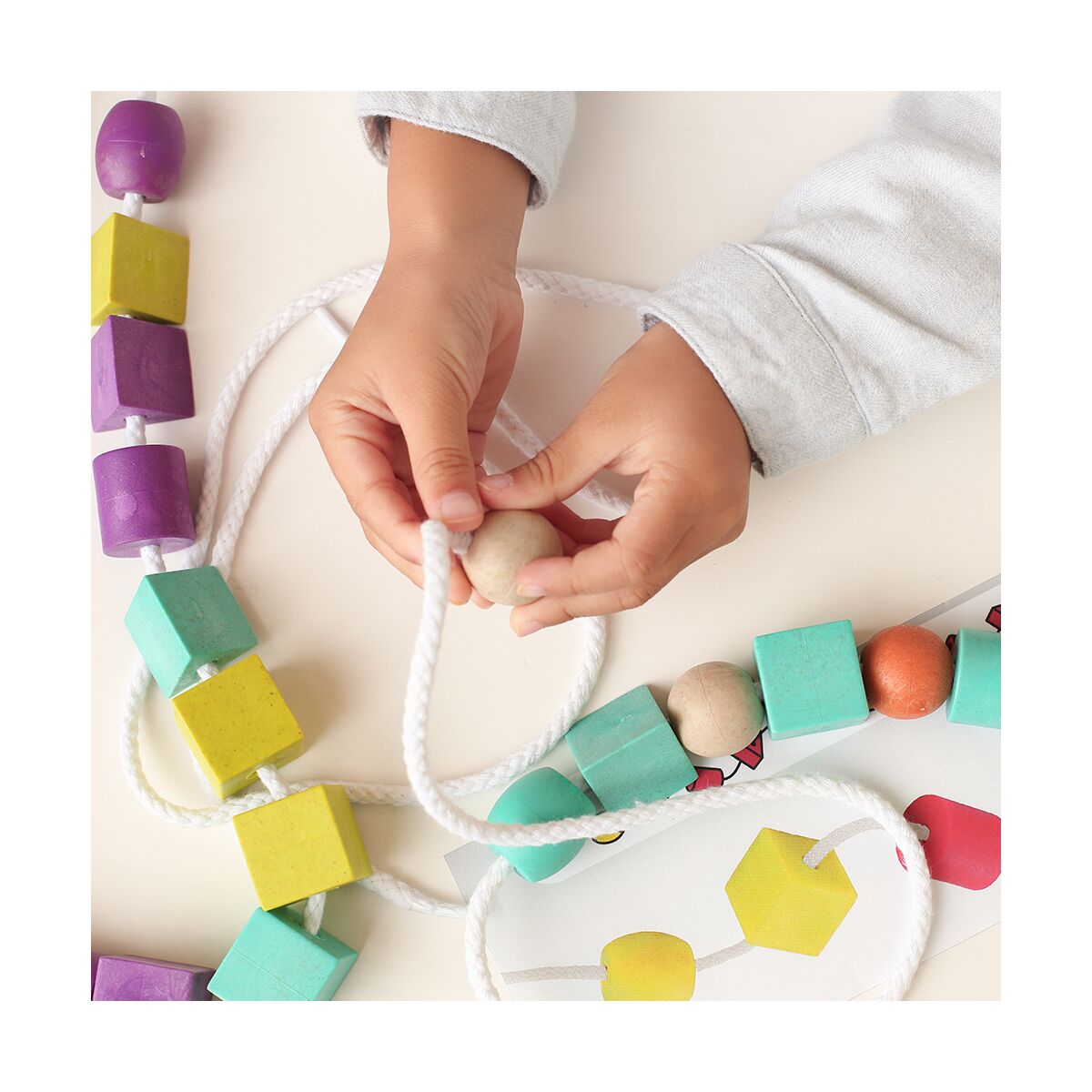 Juego de ensartar ECO Activity Shapes - Miniland